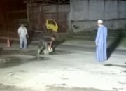 Warga Swadaya Cor Lubang di Jembatan Depan SPBU Sungai Bakau Besar Laut