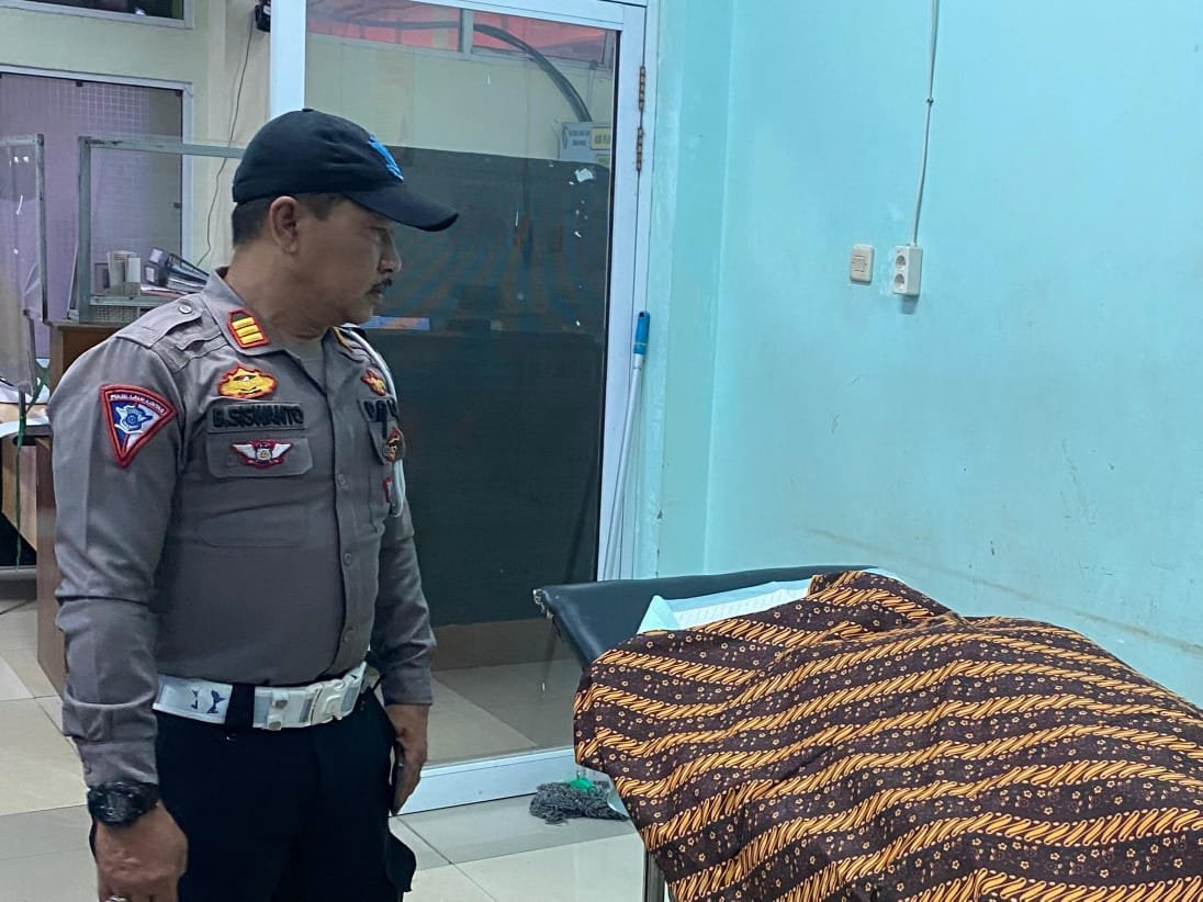 Kanit Lantas Polsek Sungai Pinyuh, AKP Bambang Siswanto saat melihat langsung korban kecelakaan di Nusapati.