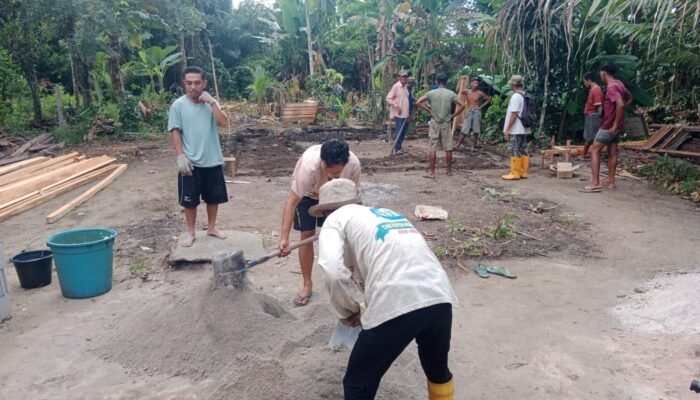 Warga Dusun Pak Nungkat Gotong Royong Bangun Rumah Bantuan Baznas untuk Yanto