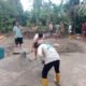 Warga Dusun Pak Nungkat, Sadaniang sedang gotong-royong bangun rumah bantuan Baznas.