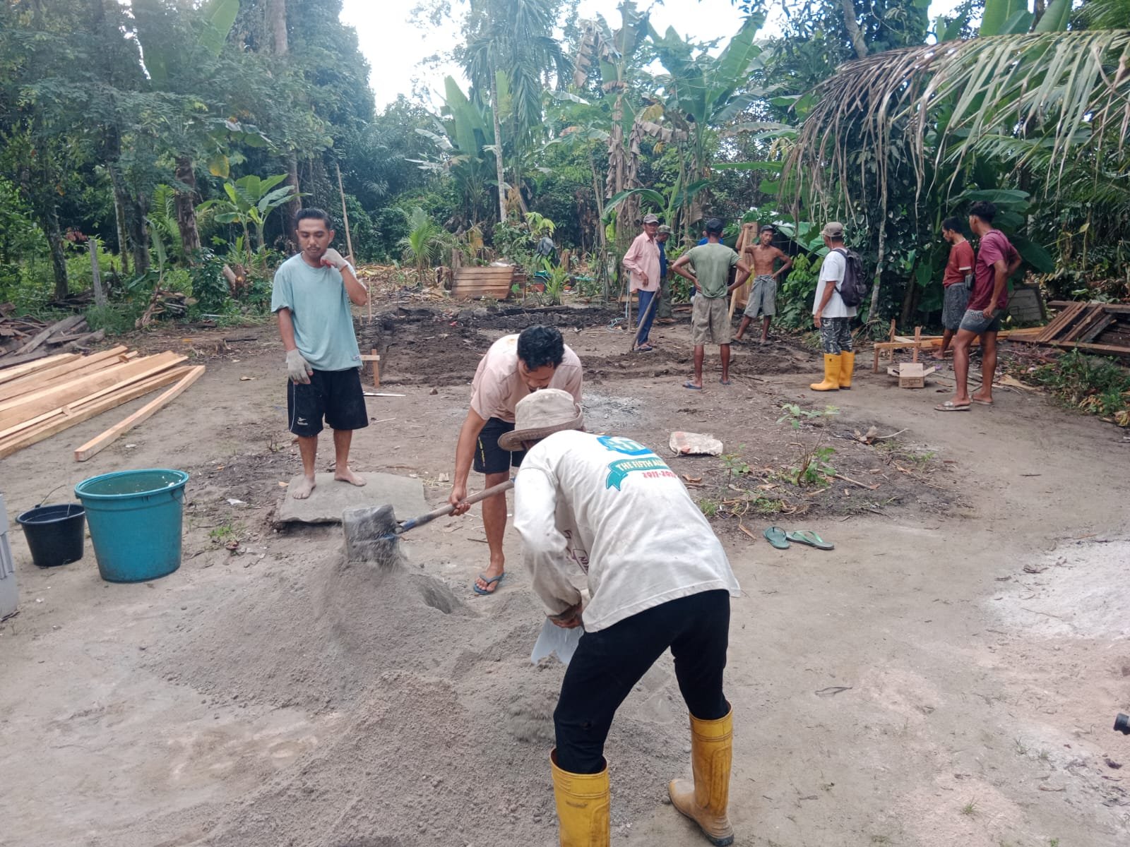 Warga Dusun Pak Nungkat, Sadaniang sedang gotong-royong bangun rumah bantuan Baznas.