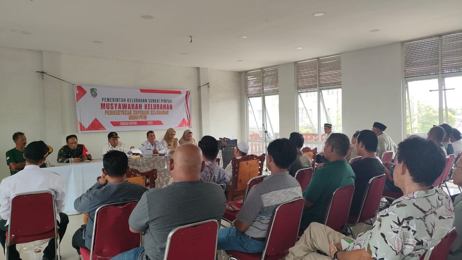 Suasana rapat pembentukan Koperasi Merah Putih di Kelurahan Sungai Pinyuh