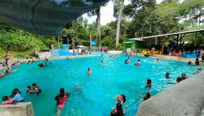 Momen Hari Bakcang, Warga Tionghoa Sungai Pinyuh Mandi di Gua Maria Anjongan