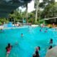 MAIN AIR -Banyak orang mandi di Kolam Berenang Gua Maria Anjongan, terutama di Hari Bakcang, sebagian besar yang mandi adalah warga Tionghoa.