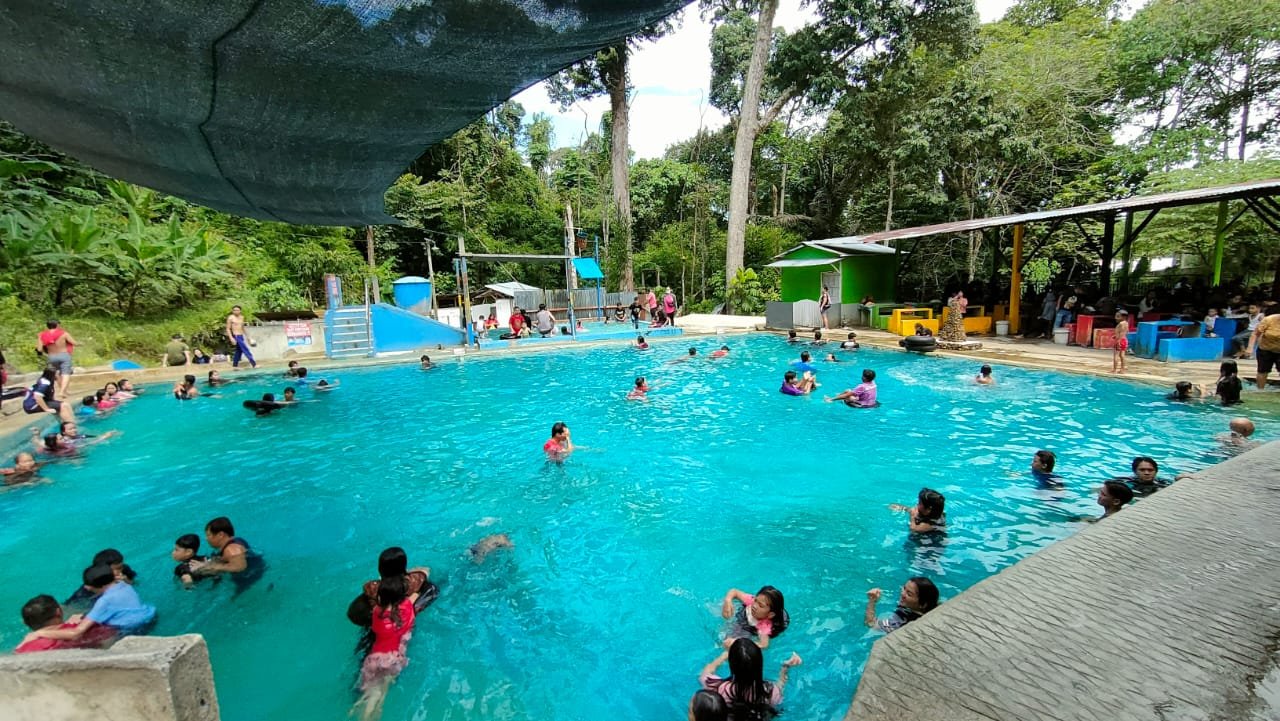 MAIN AIR -Banyak orang mandi di Kolam Berenang Gua Maria Anjongan, terutama di Hari Bakcang, sebagian besar yang mandi adalah warga Tionghoa.