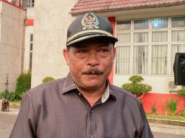 Wakil Ketua II DPRD Sambas, Sehan Abdul Rahman saat diwawancarai, Kamis 1 Mei 2025/Foto Sera/Jejaring Kalbar