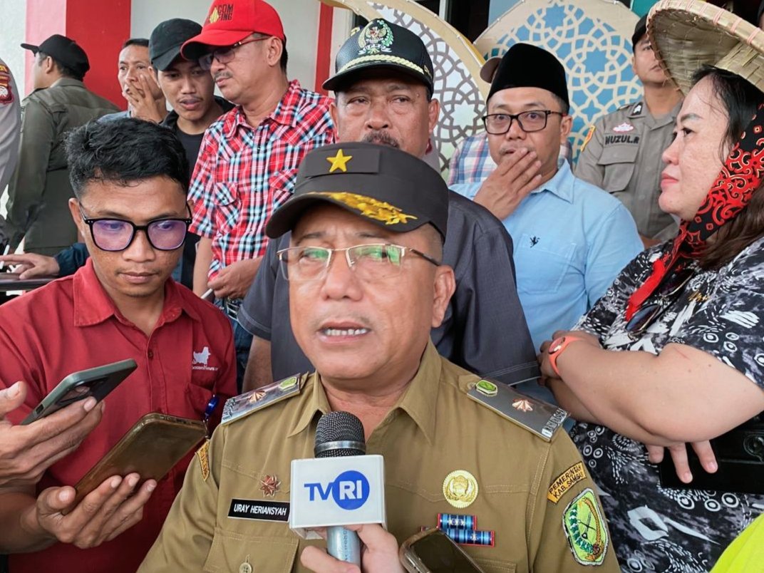 PLT Kepala Dinas Tenaga Kerja dan Transmigrasi Kabupaten Sambas, Uray Heriansyah saat diwawancarai, Kamis 1 Mei 2025/Foto Sera/Jejaring Kalbar