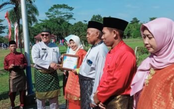 Wakil Bupati Sambas Beri Penghargaan untuk Guru dan Siswa Berprestasi