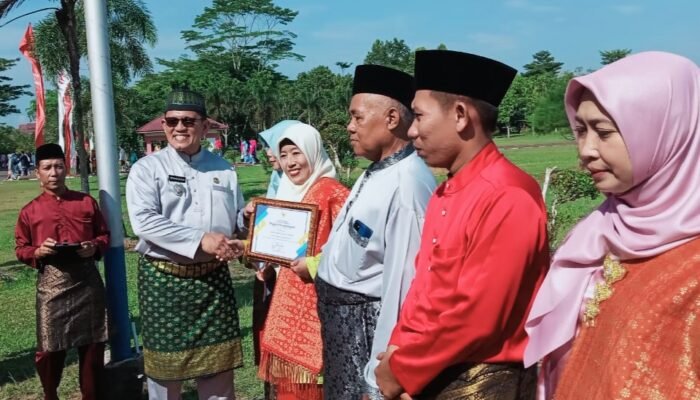Wakil Bupati Sambas Beri Penghargaan untuk Guru dan Peserta Didik Berprestasi