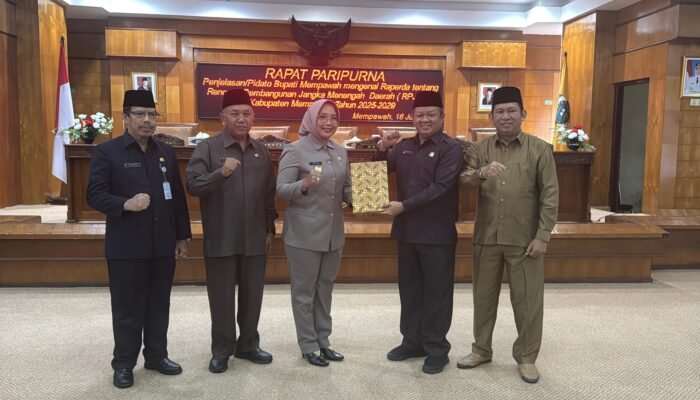 Bupati Mempawah Sampaikan Penjelasan Raperda RPJMD 2025–2029 dalam Rapat Paripurna DPRD