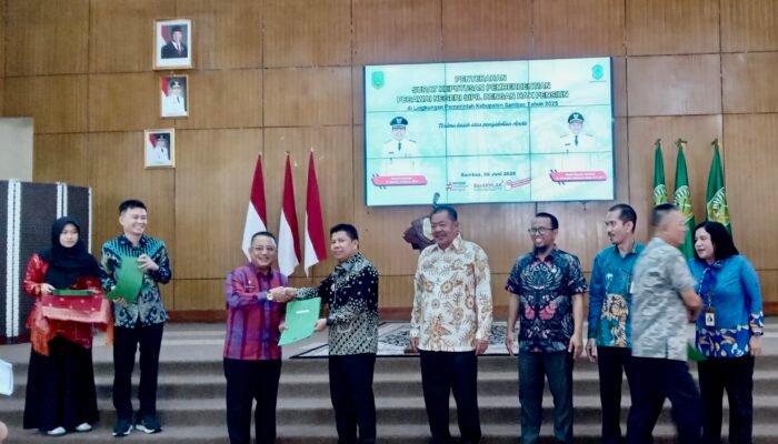 Bupati Satono Serahkan SK Pensiun kepada 222 PNS di Lingkungan Pemerintah Kabupaten Sambas