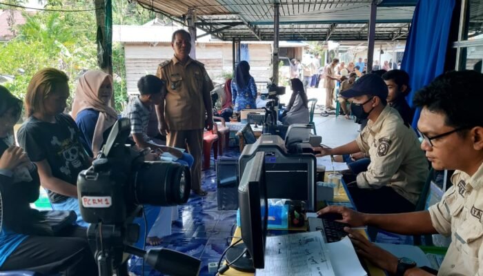Warga Desa Merabuan Apresiasi Program Layanan Jemput Bola Adminduk dari Discukcapil