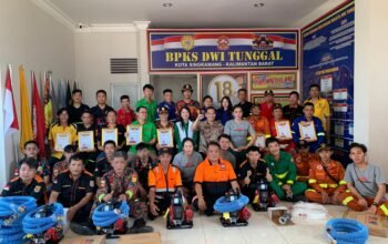 Damkar Swasta di Singkawang Terima Bantuan Alat Pemadam Modern dari Daniel Johan