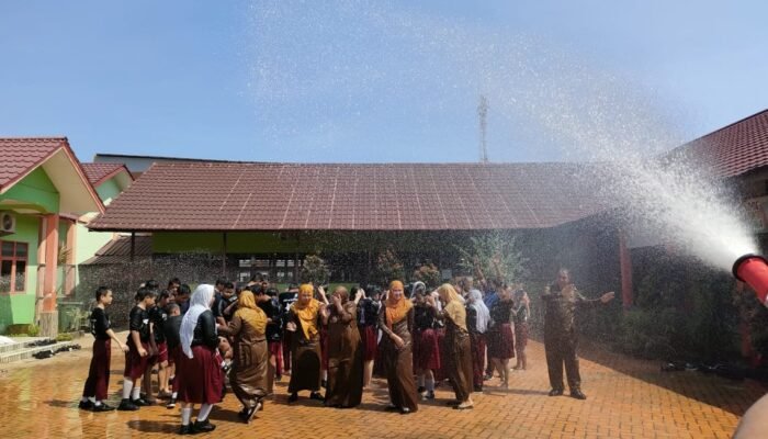 Kelulusan Unik di SDN 02 Sungai Pinyuh 51 Peserta Didik Disiram Damkar Jaguar