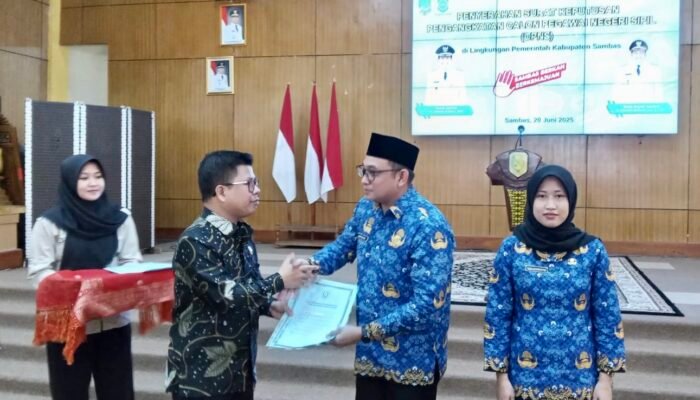Bupati Sambas Secara Resmi Serahkan 277 SK CPNS
