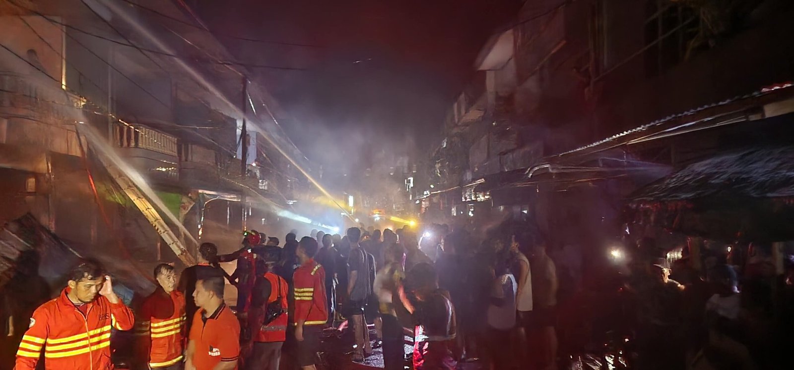 Kebakaran di Pasar Sekura, berbagai pihak membantu proses pemadaman. Lerry Kurniawan Figo ucapkan terima kasih.