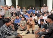 Gubernur Kalbar, Ria Norsan duduk lesehan bersama mahasiswa dalam aksi di Kantor Gubernur, Senin 2 Juni 2025.