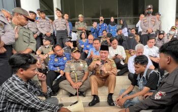 Gubernur Kalbar, Ria Norsan duduk lesehan bersama mahasiswa dalam aksi di Kantor Gubernur, Senin 2 Juni 2025.