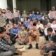 Gubernur Kalbar, Ria Norsan duduk lesehan bersama mahasiswa dalam aksi di Kantor Gubernur, Senin 2 Juni 2025.