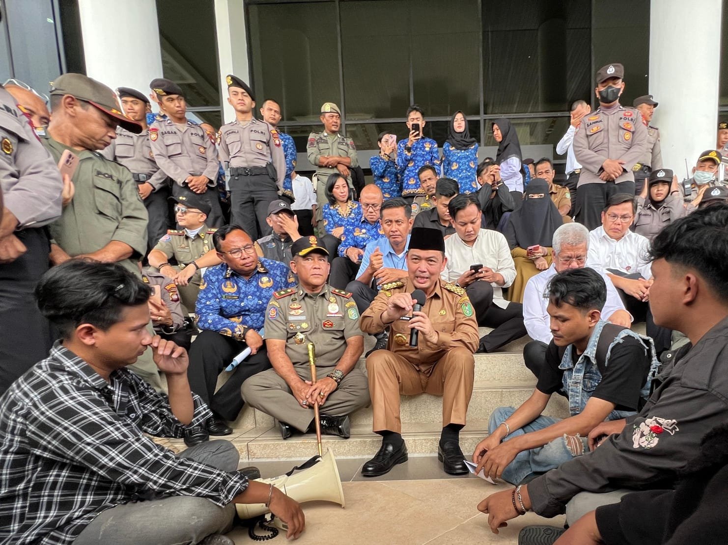 Gubernur Kalbar, Ria Norsan duduk lesehan bersama mahasiswa dalam aksi di Kantor Gubernur, Senin 2 Juni 2025.