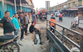 Damkar Jaguar Sungai Pinyuh Normalisasi Drainase Depan Ruko Baru Bekas Kebakaran