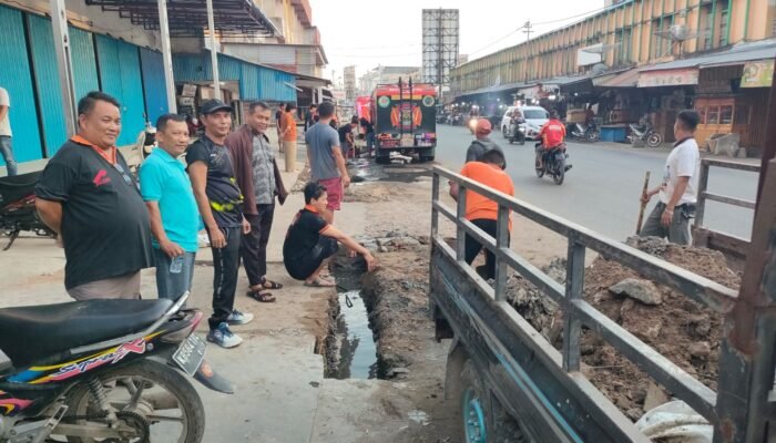 Damkar Jaguar Sungai Pinyuh Normalisasi Drainase Depan Ruko Baru Bekas Kebakaran