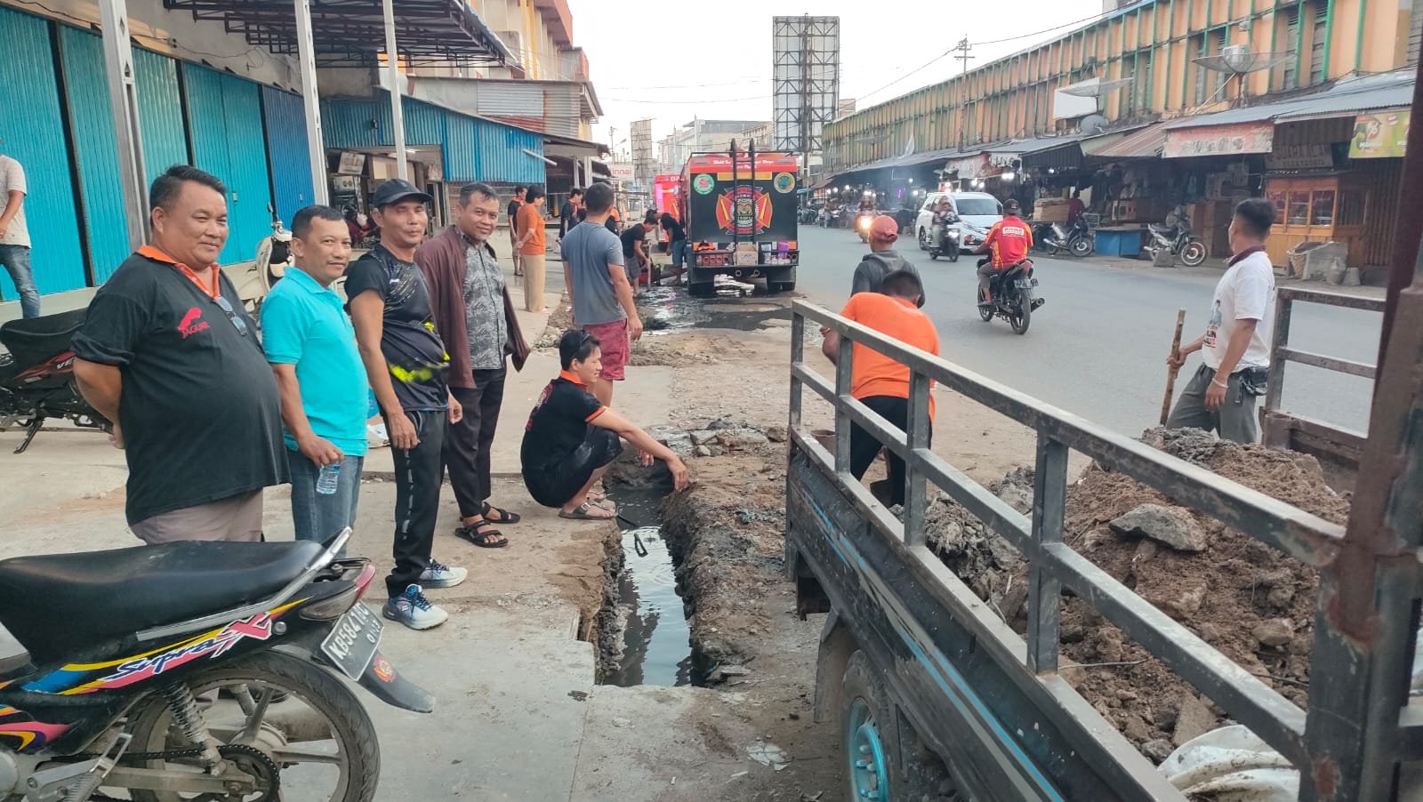 Damkar Jaguar Sungai Pinyuh Normalisasi Drainase Depan Ruko Baru Bekas Kebakaran