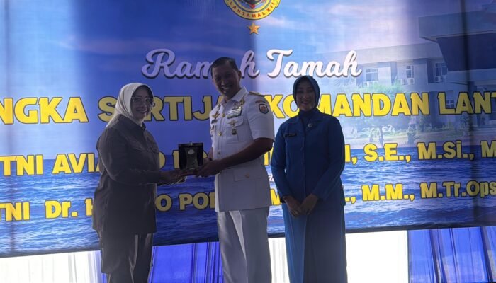 Bupati Mempawah Erlina Hadiri Sertijab Komandan Lantamal XII