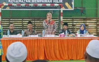 Bupati Mempawah, Erlina saat menghadiri sidang isbath nikah di Desa Pasir, Kamis 19 Juni 2025.