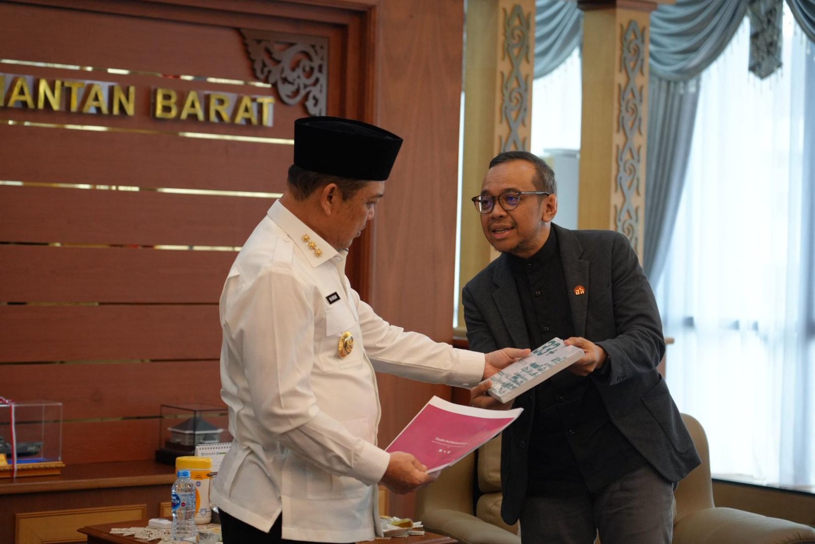 Panitia Pelaksana EAF 2025 menggelar audiensi dengan Gubernur Kalbar, H. Ria Norsan, di ruang kerjanya pada Rabu (25/6/2025).