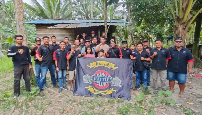 King Rattle Club dan Polsek Sungai Pinyuh Bawa Kebahagiaan untuk Keluarga Tamimi di Desa Sungai Rasau