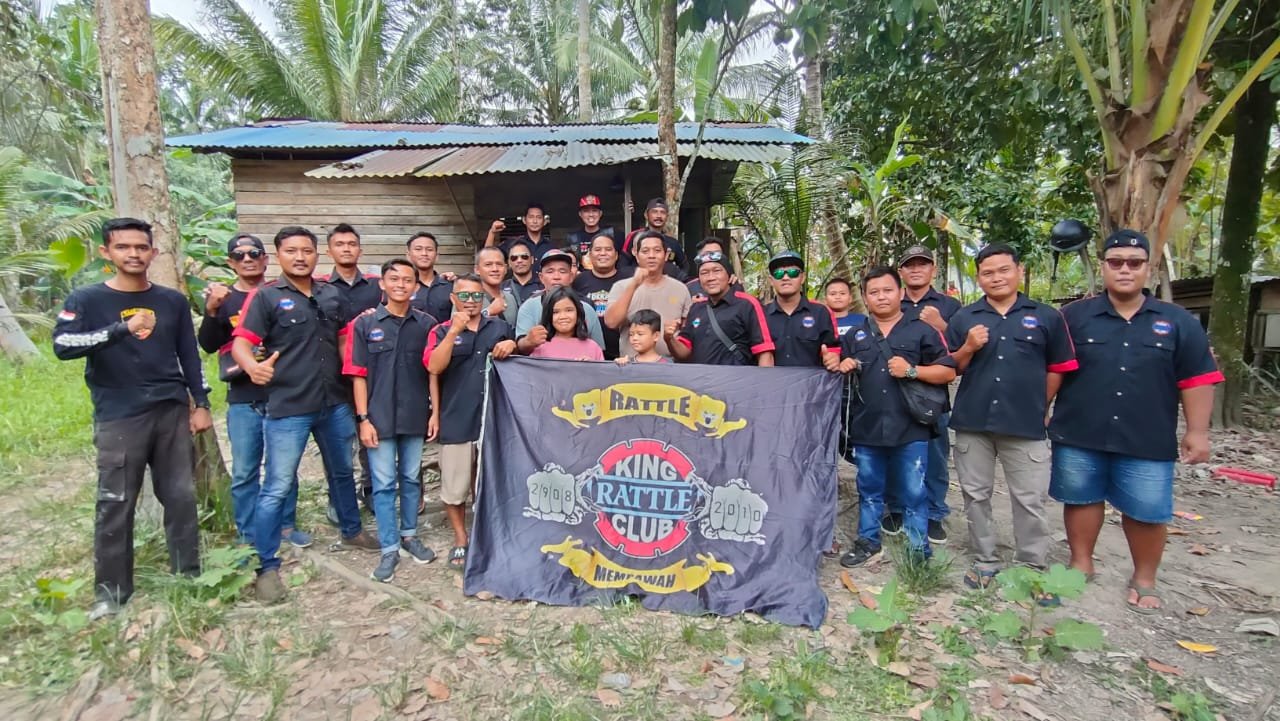 King Rattle Club dan Polsek Sungai Pinyuh Bawa Kebahagiaan untuk Keluarga Tamimi di Desa Sungai Rasau