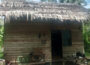 Penampakan rumah Zulkarnain di Kuala Secapah, Kabupaten Mempawah. Sepekan yang lalu rumah ini ia robohkan demi keselamatan keluarganya.