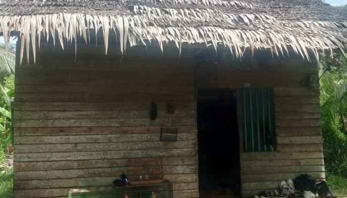 Warga Kuala Secapah Mempawah Robohkan Rumah Reyot Miliknya, Mengungsi dan Berharap Bantuan Pemerintah 
