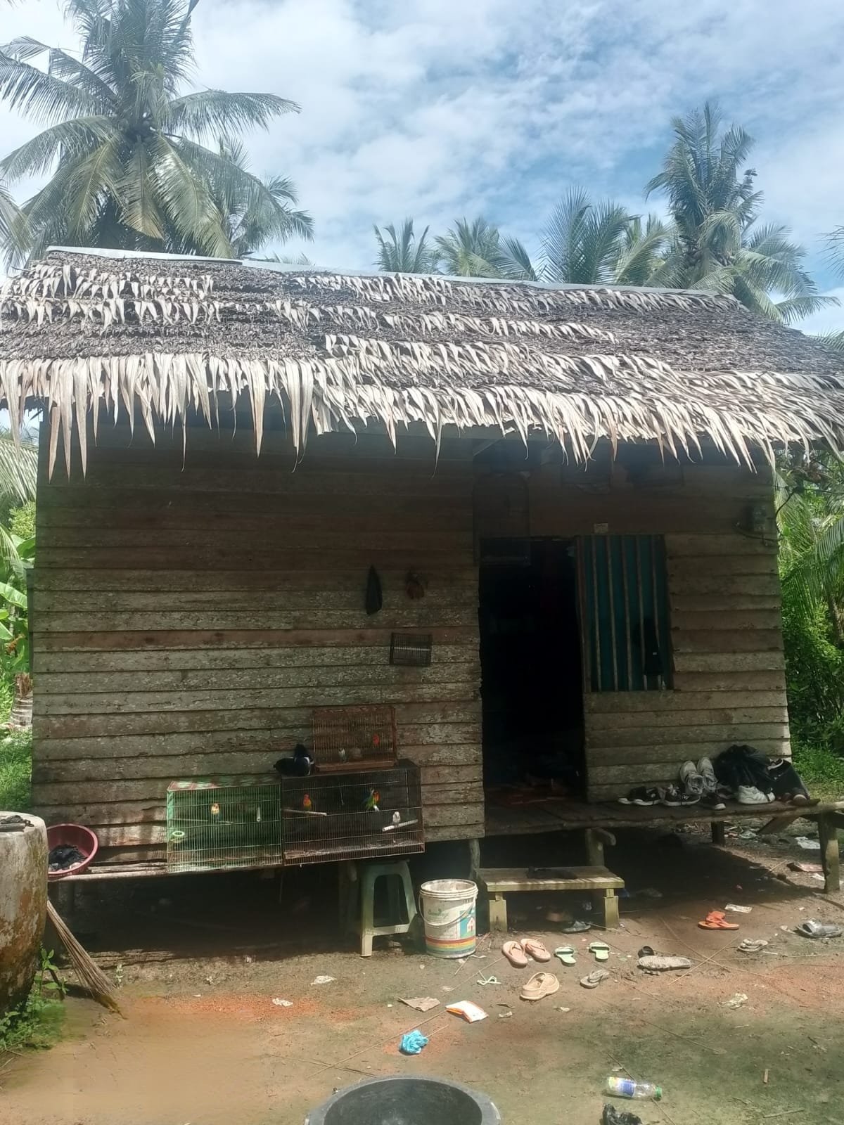 Penampakan rumah Zulkarnain di Kuala Secapah, Kabupaten Mempawah. Sepekan yang lalu rumah ini ia robohkan demi keselamatan keluarganya.