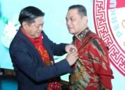 Gubernur Kalbar, Ria Norsan dipasang pin dewan kehormatan keluarga Hakka.