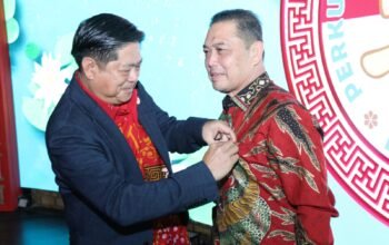 Gubernur Kalbar, Ria Norsan dipasang pin dewan kehormatan keluarga Hakka.