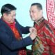 Gubernur Kalbar, Ria Norsan dipasang pin dewan kehormatan keluarga Hakka.