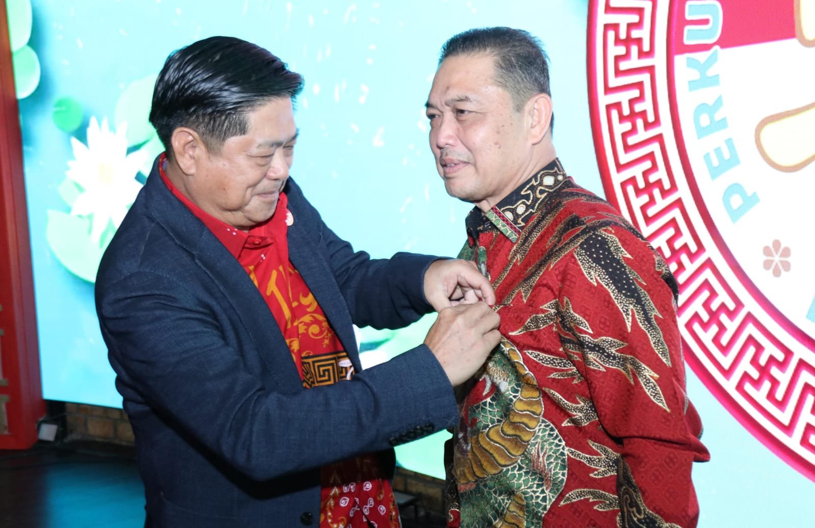Gubernur Kalbar, Ria Norsan dipasang pin dewan kehormatan keluarga Hakka.