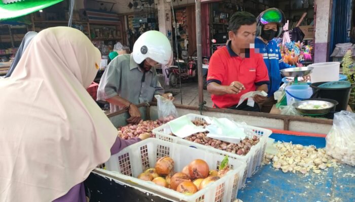 Harga Bawang Merah di Pasar Pagi Sungai Pinyuh Melonjak Naik Hingga 80 Persen