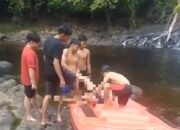 Teman-teman korban berusaha mengevakuasi korban tenggelam di Riam Pangar, Kecamatan Sanggau Ledo, Kabupaten Bengkayang, Selasa 17 Juni 2025/Tangkap Layar Video Amatir Warga