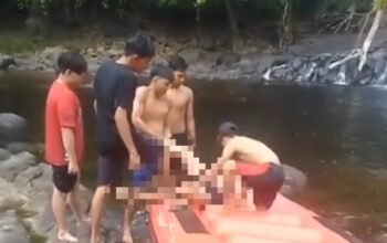 Teman-teman korban berusaha mengevakuasi korban tenggelam di Riam Pangar, Kecamatan Sanggau Ledo, Kabupaten Bengkayang, Selasa 17 Juni 2025/Tangkap Layar Video Amatir Warga