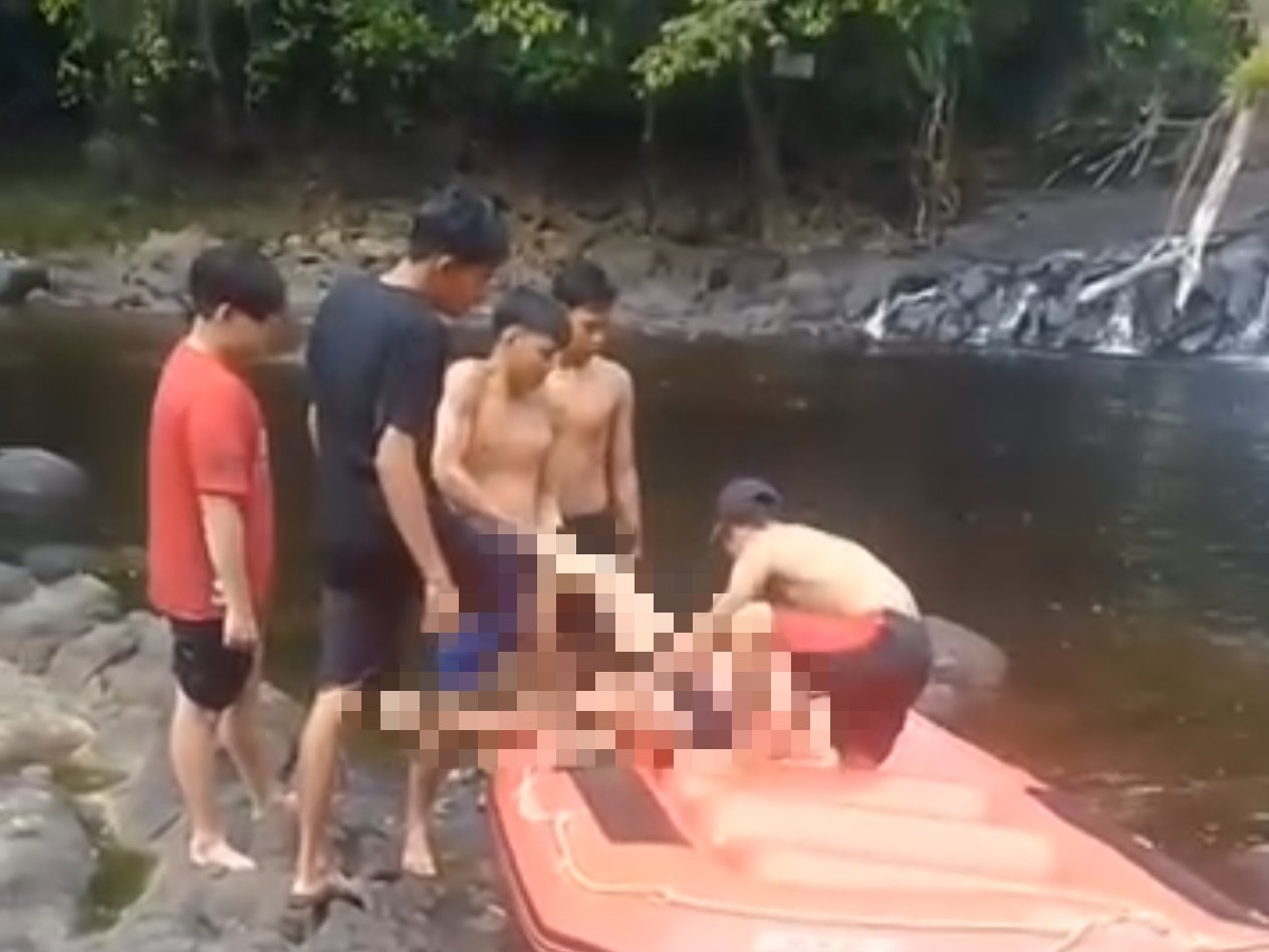 Teman-teman korban berusaha mengevakuasi korban tenggelam di Riam Pangar, Kecamatan Sanggau Ledo, Kabupaten Bengkayang, Selasa 17 Juni 2025/Tangkap Layar Video Amatir Warga
