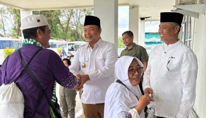 Bupati Ketapang Sambut Kepulangan Jemaah Haji dengan Penuh Haru dan Kehangatan
