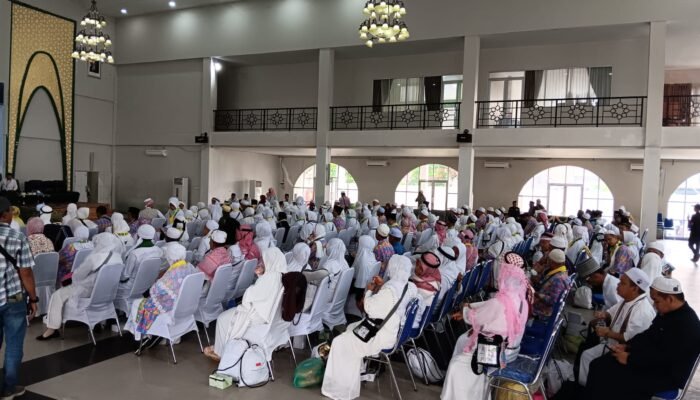 Sekda Ismail Sambut Kedatangan 178 Jemaah Haji Asal Mempawah di Asrama Haji Pontianak