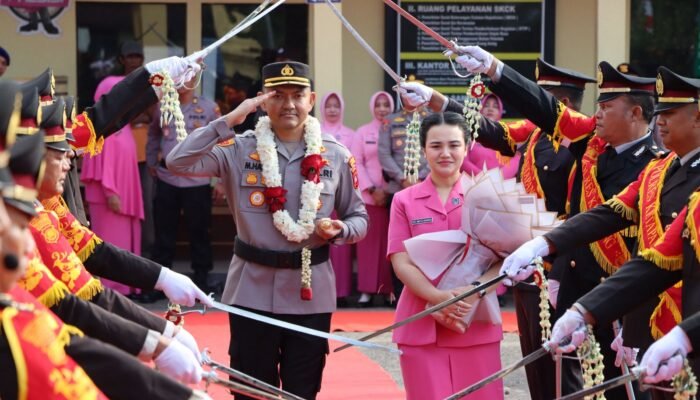 Pertama Kali Masuk ke Mapolres Ketapang, AKBP Muhammad Harris Disambut dengan Tradisi Adat