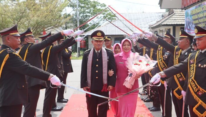 Dua Personel Polres Sambas Pensiun, Dilepas dengan Tradisi Pedang Pora