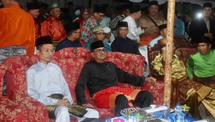 Pimpinan dan Anggota DPRD Hadiri Penutupan MTQ ke-32 Tingkat Kabupaten Sambas