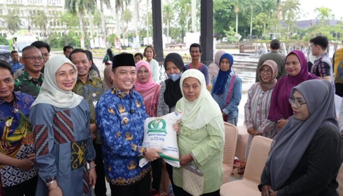 Gubernur Norsan Salurkan Bantuan Beras Bagi KPM 14 Kabupaten Kota