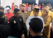 Aliansi Masyarakat Bersatu saat demo di Kantor Bupati Mempawah.